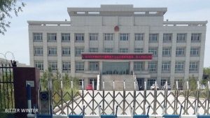 Über 100 Dorfbewohner wurden im Drogenrehabilitationszentrum des 145. Regiments von Shihezi isoliert von der Außenwelt eingesperrt (Li Benbo / Bitter Winter)