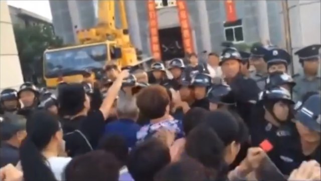 Bild 2 – Gemeindemitglieder hindern die Polizei daran, das Kreuz zu entfernen