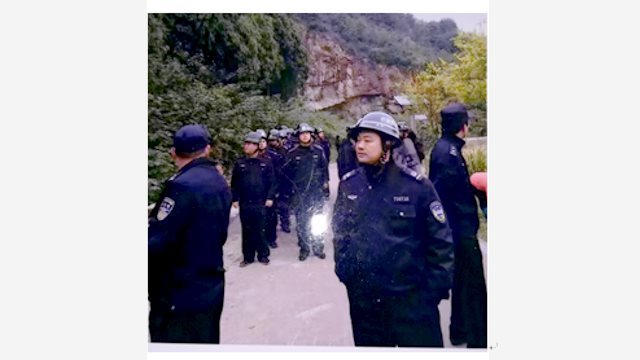 Strafvollstreckungsbeamte der KPCh bilden eine Polizeikette auf dem Songshan-Berg