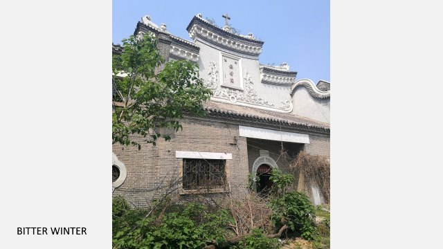 Katholisches Regionalseminar in Henan, das bereits mit Unkräutern überwachsen ist