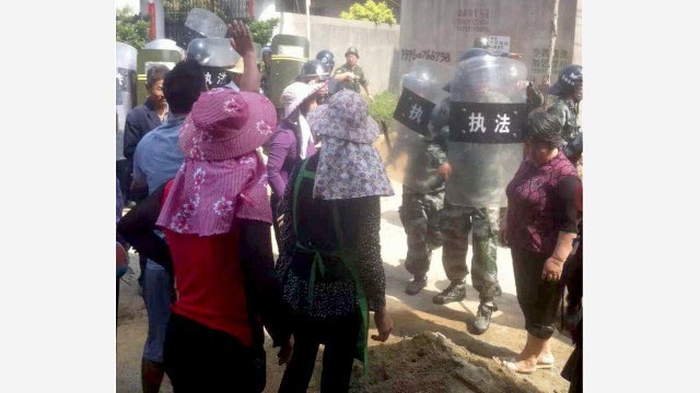 Voll bewaffnete Polizisten stellen sich den Christen in den Weg, die gegen die Zerstörung protestieren. (von einer Insiderquelle)