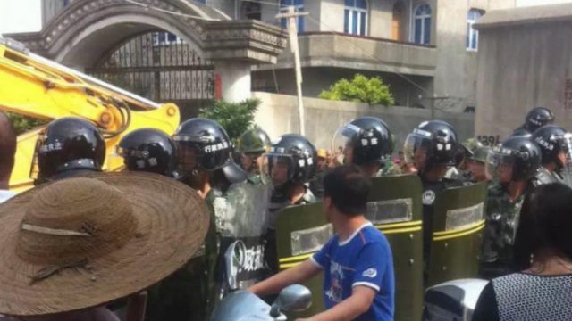 Voll bewaffnete Polizisten stellen sich den Christen in den Weg, die gegen die Zerstörung protestieren. (von einer Insiderquelle)