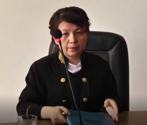 Richterin Dinara Quiqabaeva verkündet das Urteil