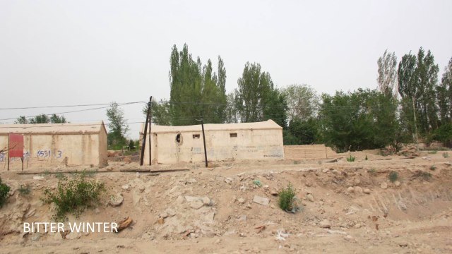 Die abgerissene Moschee befand sich auf der Rückseite der beiden Häuser auf dem Bild, etwa hundert Meter von der Straße entfernt