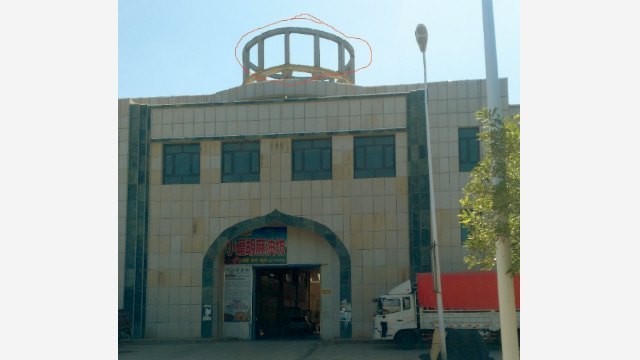 Die Kuppel auf einem Gebäude am Westeingang des Markts wurde bis auf das Gerüst abgebaut. 