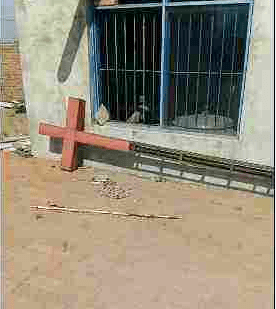 Das Kreuz auf der Drei Selbst-Kirche in Liujia (Yushu) wird entfernt.