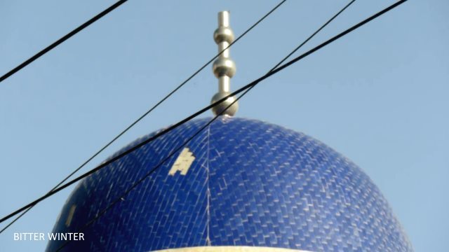 Das Halbmond- und Sternsymbol auf dem Dach der Moschee von Huiwangfu (Yizhou, Kumul) ist spurlos verschwunden.