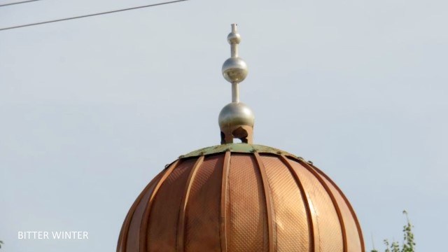 Das Halbmond- und Sternsymbol wurde von der Moschee im Dorf Aletun (Huicheng, Yizhou, Kumul) entfernt.