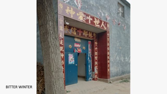 Das Kreuz einer Drei-Selbst-Kirche im Bezirk Puyang wurde gewaltsam entfernt, und seine Keramikfliesen mit religiösen Schrifttafeln wurden zerstört