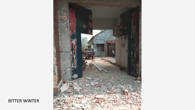 Das Kreuz einer Drei-Selbst-Kirche im Bezirk Puyang wurde gewaltsam entfernt, und seine Keramikfliesen mit religiösen Schrifttafeln wurden zerstört