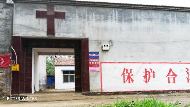 Drei-Selbst-Kirche in der Stadt Luhe im Bezirk Puyang vor der Entfernung ihres Kreuzes