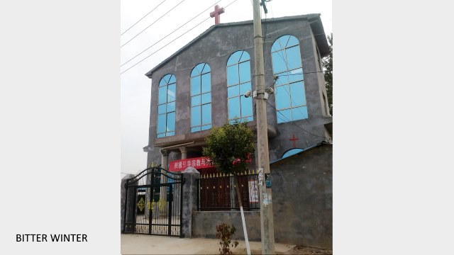 Ein Kreuz auf der Kirche in der Gemeinde Liudian