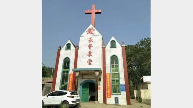 Kreuz Kreuz auf der Drei Selbst-Kirche in Gongyi, bevor es entfernt wurde.