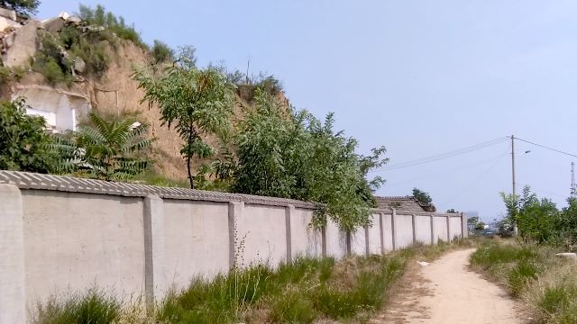 Nach dem Abriss wurde um den Tempel eine zwei Meter hohe Mauer errichtet