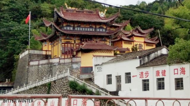 Guanyin-Pavillon hat eine Nationalflagge aufgestellt