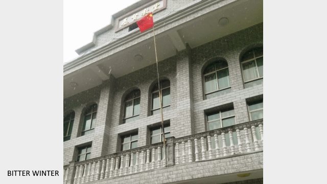 Nationalflagge an der christlichen Kirche Malingjiao weht