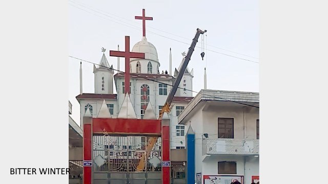 Kreuz von der christlichen Kirche in Tianhu (Kreis Song) gewaltsam zu entfernen.