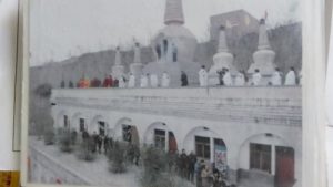 Gläubige warten in einer langen Schlange, um im Guanghua Tempel Weihrauch zu räuchern und ihren Respekt zu erweisen