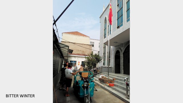 Eine chinesische Flagge wurde bei einer Kirche im Dorf Xiguan gehisst.