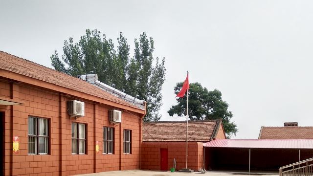 Eine chinesische Flagge wurde im Kirchhof im Dorf Yangzhuang gehisst.