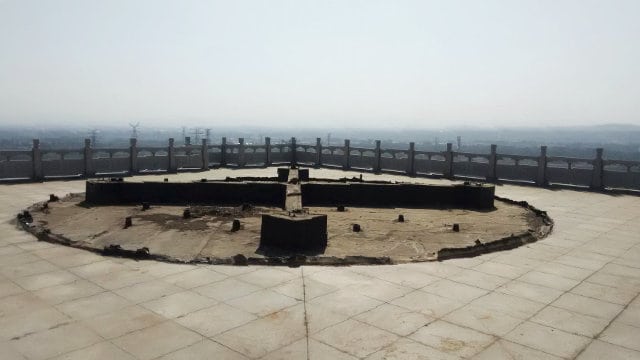 Guanyin-Bronzestatue zerstört