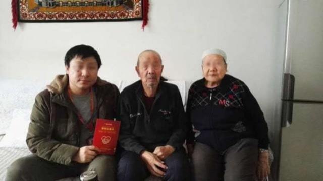eines Han mit seiner uigurischen Homestay-Familie