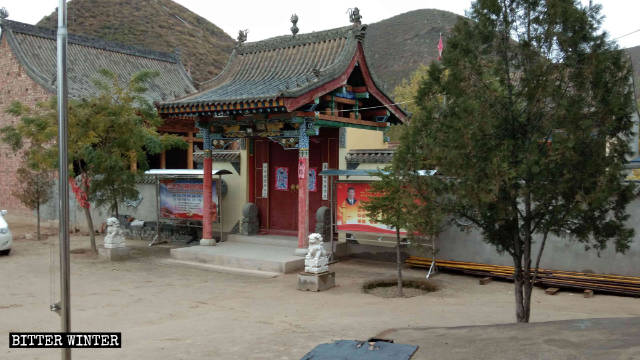 Baiyi-Tempels wurden eine Stange für die Nationalflagge aufgestellt.