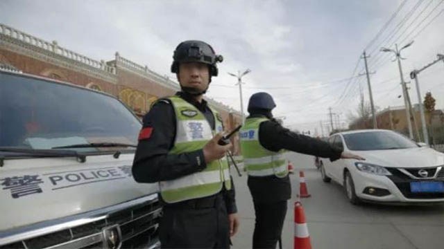 Die Polizei führt Kontrollen auf der Straße in Xinjiang durch