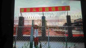 An der Wand des Kindergartens hängt der Leitspruch „Die Liebe zu deinem Land beginnt mit Mandarin.”