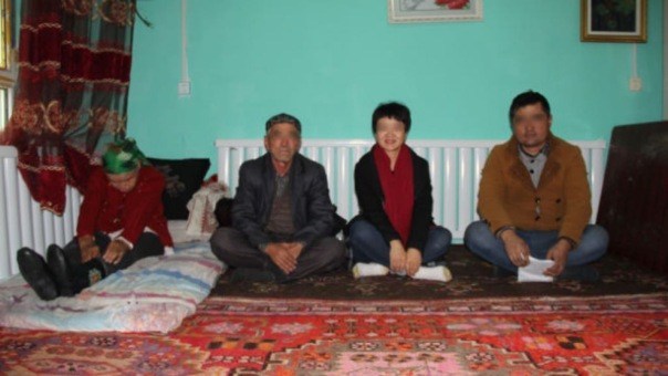 Beamtin und uigurische Homestay-Familie