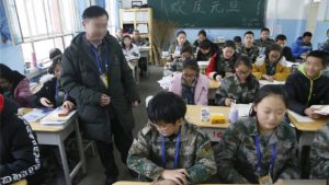 Xinjiang beschäftigter Lehrer hält seinen Unterricht in einem Klassenzimmer