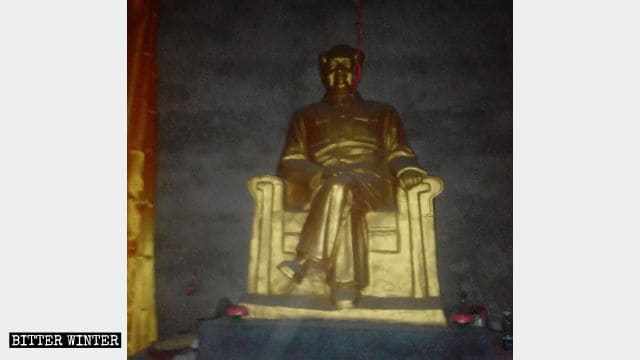 Die Statue von Mao Zedong, die im Xiaozhaolou-Tempel aufbewahrt wird.