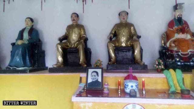 Statuen von Mao Zedong, Sun Yat-sen und seiner Frau Soong Ching-ling werden in den Tianbao-Tempel gestellt.