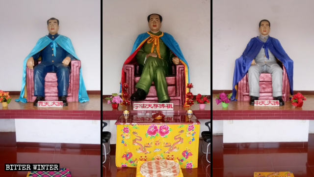 Mao Zedong wird von Statuen von Zhu De und Zhou Enlai umrahmt.