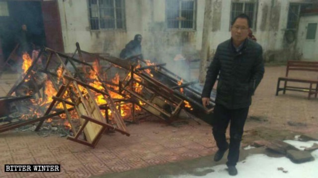 Die Bänke und Kissen der Kirche werden verbrannt.
