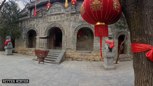 Der Haupteingang des Lianhua-Tempels