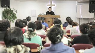 Ein koreanischer Pastor hält eine Predigt