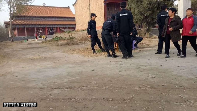 Die Polizei hält vor dem Gulingshan-Tempel Wache