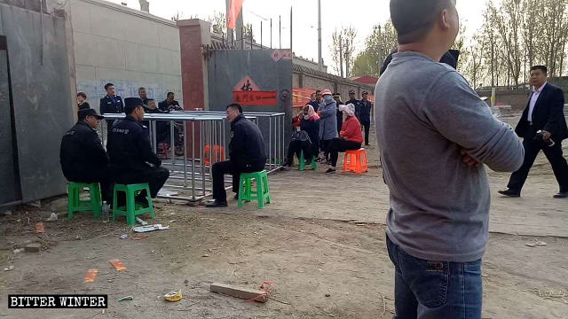Die Polizei stellte vor dem Eingang zum Gulingshan-Tempel