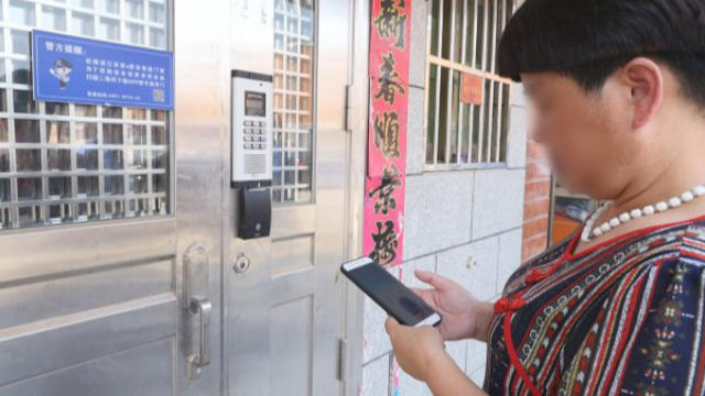 Ein Mieter öffnet das Smart Lock an der Tür mit der mobilen App