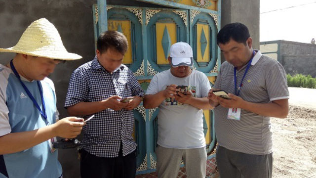 Eine Arbeitsgruppe, die in einem Dorf in Xinjiang stationiert ist