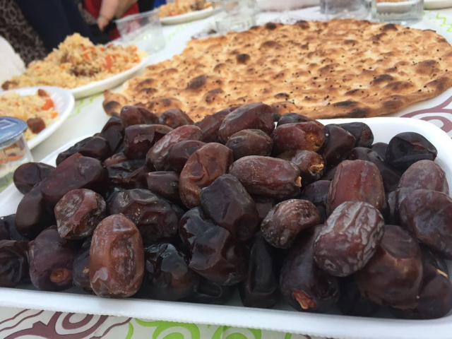 Nan-Brot-und-Gerichte-von-Uiguren-traditionell-Pilau