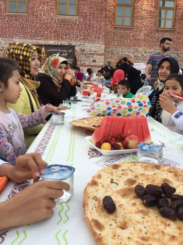 Uigurische Frauen und Kinder bei den Feierlichkeiten. 