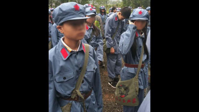 Die Schüler trugen Taschen, die mit dem Porträt Mao Zedongs bedruckt