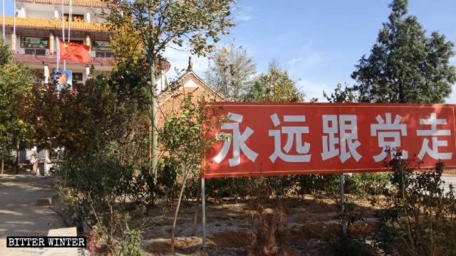 Ein Schild mit der Aufschrift steht vor dem Tianyi Tempel