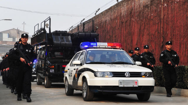 Die Polizei patrouilliert außerhalb eines Provinzgefängnisses