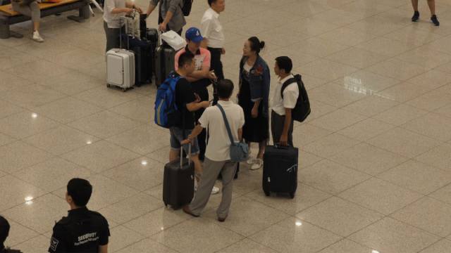 Ein KAG-Bruder und seine Ehefrau holten Familienangehörige am Flughafen ab.
