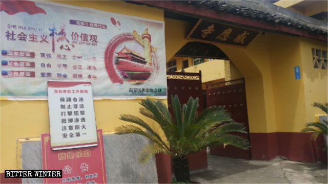 Ein Plakat mit den Sozialistischen Grundwerten Am Eingang eines Tempels angebracht.