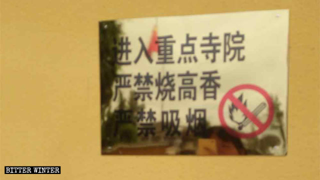 Ein Schild verbietet das Verbrennen von Räucherwerk im Tempel.