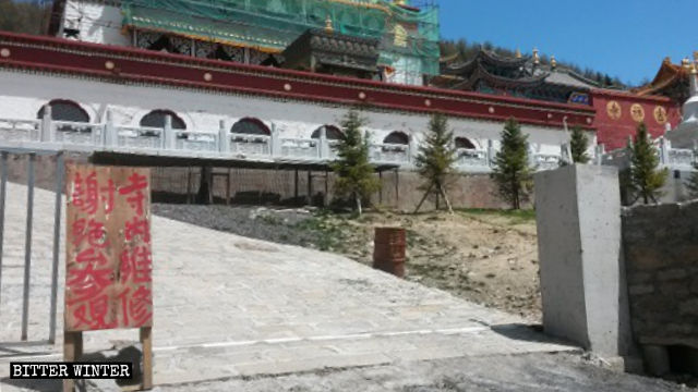 Ein Schild „Tempel wird renoviert – Zugang verboten“ wurde am Eingang des Jixiang-Tempels angebracht.